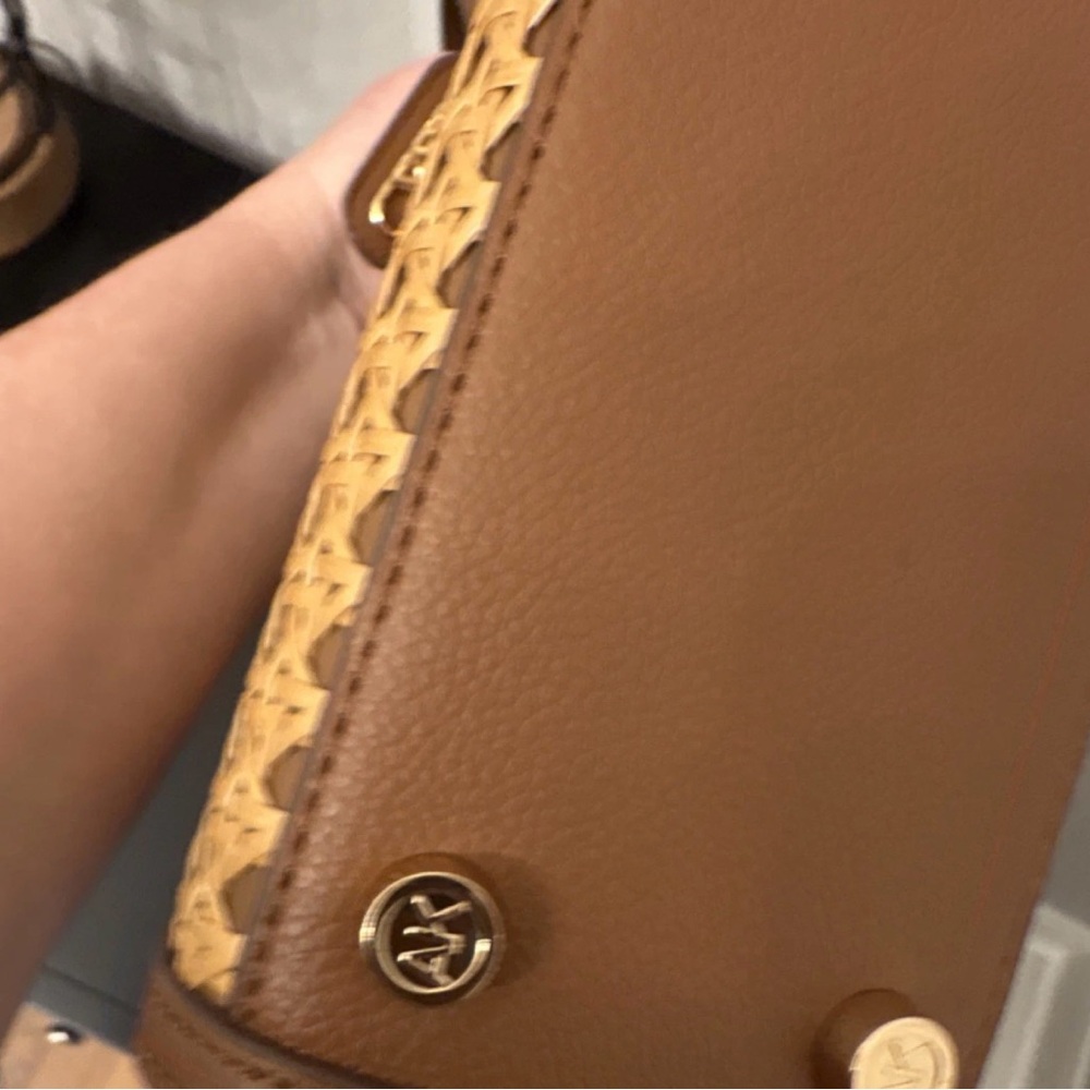 Anne Klein Woven Rattan and Tan Leather Handbag Magnetic Closure on Handles - Picture 4 of 9